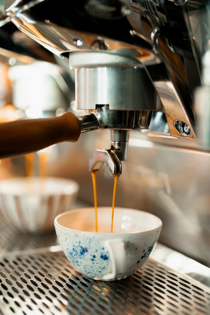 Espresso brygges i kop fra maskine