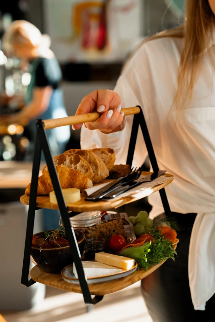 Etagefad med lækker morgenmad og brød