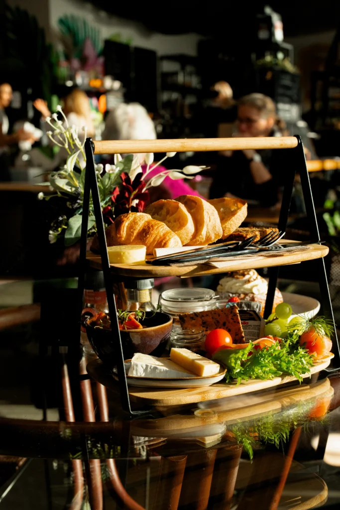 Frokostanretning med ost, croissanter og frisk frugt
