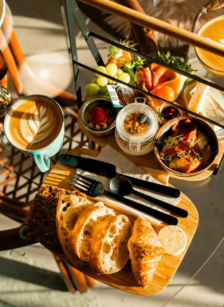 Morgenmad med brød, kaffe og frugtarrangement