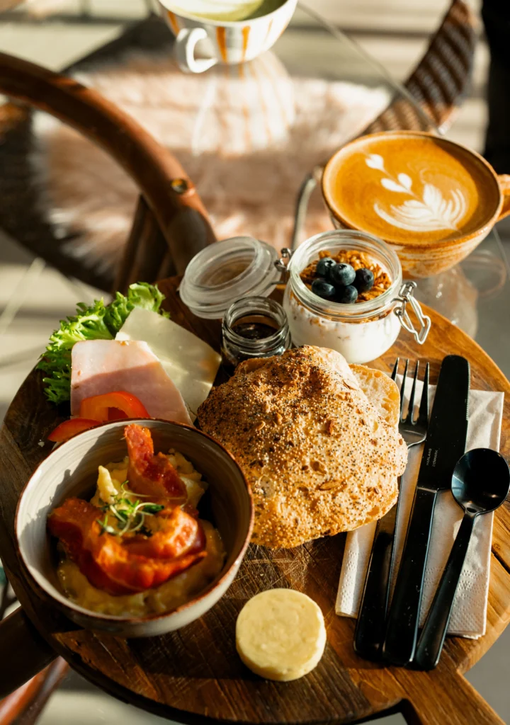 Sund morgenmad med kaffe, yoghurt og baconæggeskål.